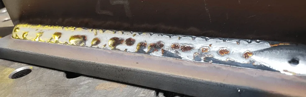 Slag / Si islands on the weld bead